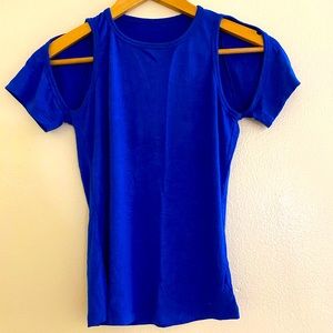Cold shoulder top size small NWOT!
